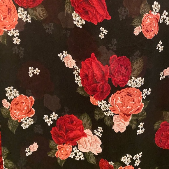 torrid Black Floral Chiffon Sharkbite Swing Tee - Picture 10 of 10